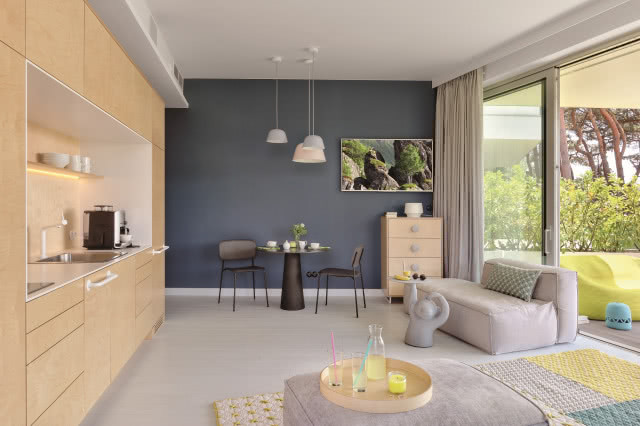 Salon z granatową ścianą