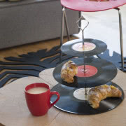 Na szarej kanapie kolekcja barwnych poduszek