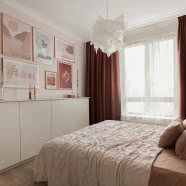 Kolorowa metamorfoza salonu i sypialni w 90-metrowym mieszkaniu na Żoliborzu