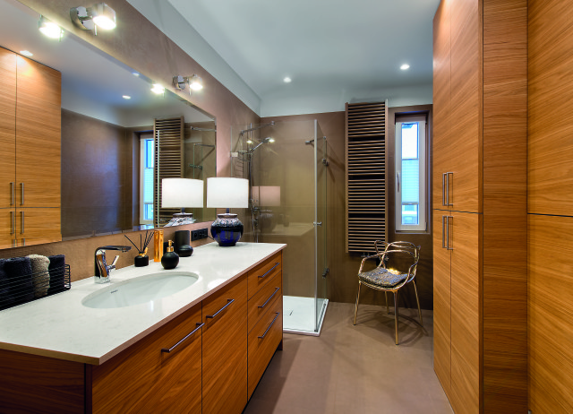 Łazienka w ciepłym odcieniu drewna