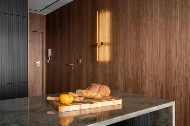 drewniana okładzina ścienna w salonie