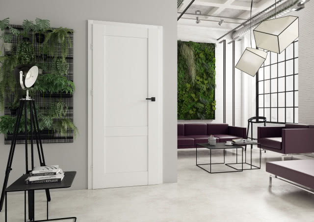 białe drzwi, kwiaty doniczkowe na ścianie, lampa podłogowa ze stolikiem, kanapa, fotel, stoliki kawowe