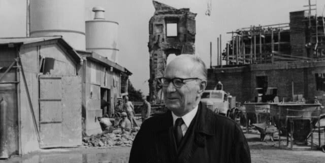 Jan Zachwatowicz na tle ruin Zamku Królewskiego