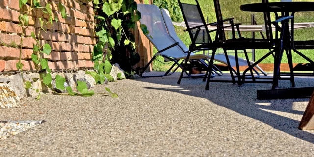 widok z pozycji żaby, posadzka z żywicy z kruszywem