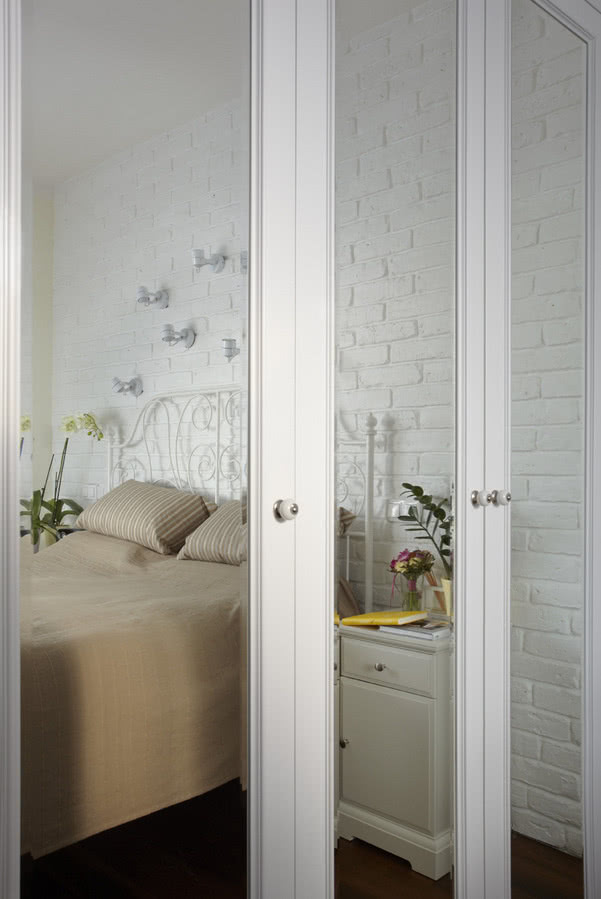 Szafa garderobiana w sypialni ze szklanymi...