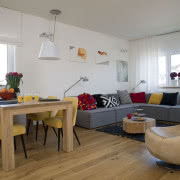 Na szarej kanapie kolekcja barwnych poduszek