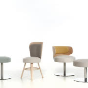 13. Seria kryształowych naczyń zdobionych...