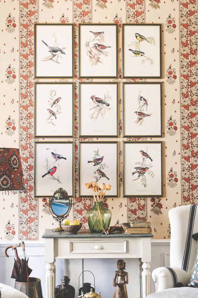 obrazki na ścianie w salonie