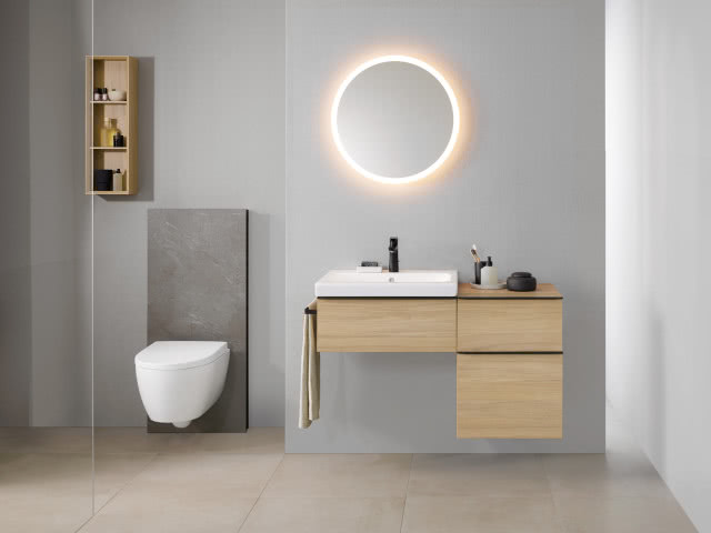 drewniane meble łazienkowe, prostokątna umywalka meblowa, okrągłe lustro podświetlane, sedes, kabina prysznicowa