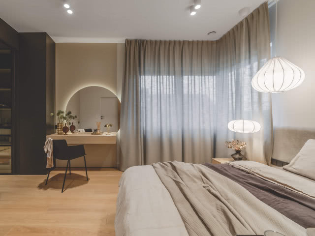 ciemne kolory w sypialni