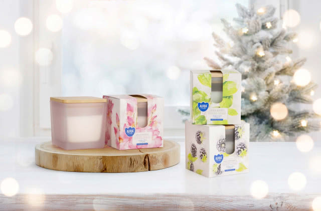 zestaw świec zapachowych w kwadratowych słoiczkach z drewnianą pokrywką, choinka, drewniana podstawka