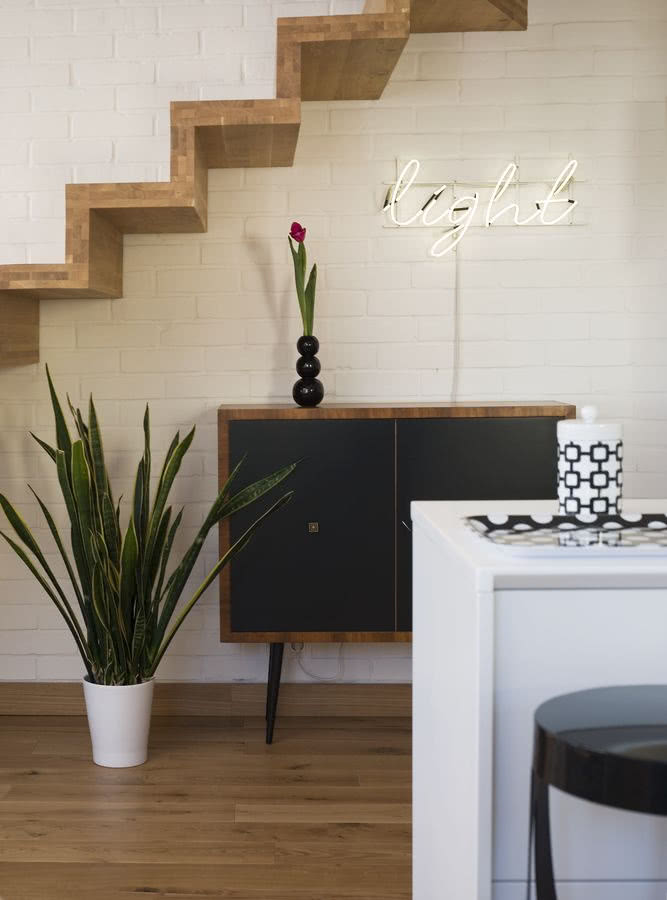 Dywanowe drewniane schody pięknie prezentują się...