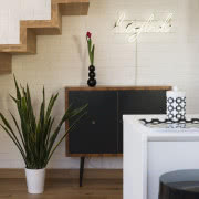 Na szarej kanapie kolekcja barwnych poduszek