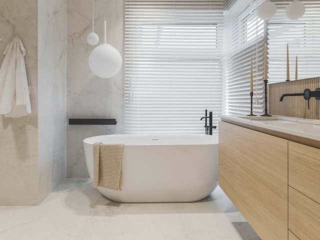 minimalistyczna łazienka w wanną wolnostojącą