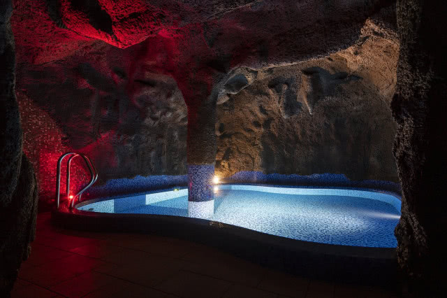 podświetlona grota skalna 