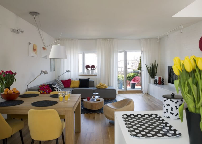 Surowe drewniane meble i tapicerowane pluszem...