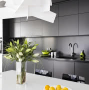 W minimalistycznym, uładzonym wnętrzu uwagę...