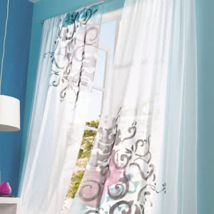 Ozdoby okienne: firany, zasłony i panele