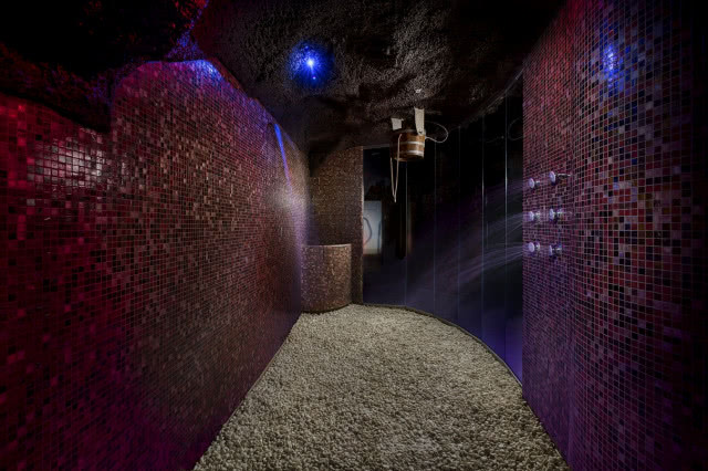 prysznice, by się schłodzić po seansie w saunie