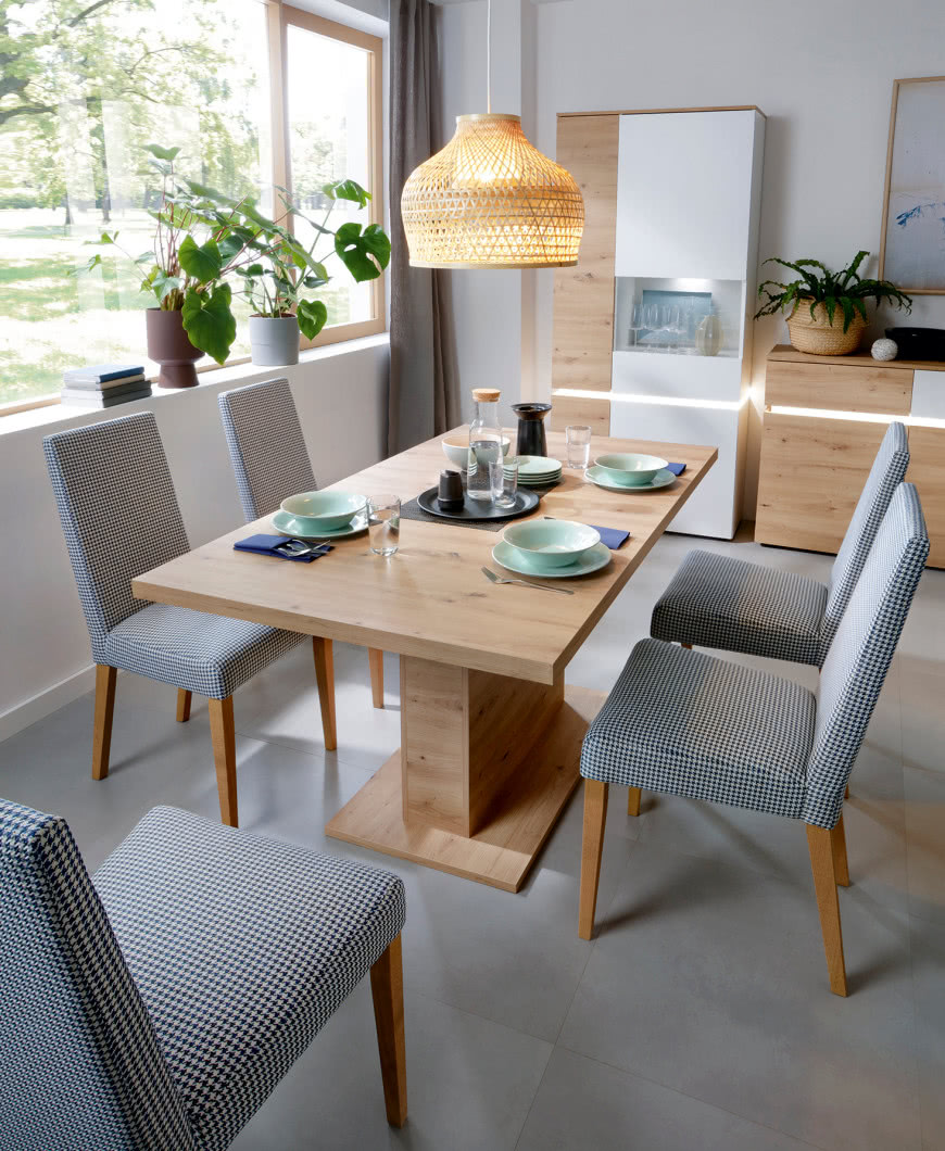 Krzesło Modern obicie w pepitkę, drewniany prostokątny stół, lampa sufitowa nad stołem