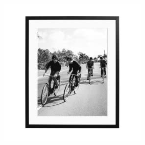 Oprawiony druk cyfrowy Beatles on Bikes, Westwing Now, 769,90 zł