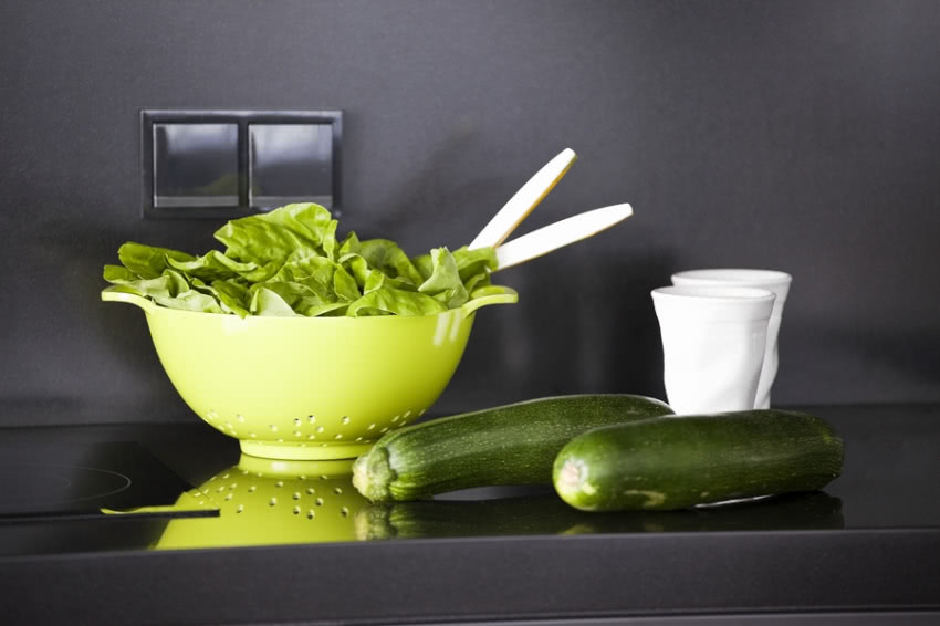 Jaskrawa zieleń ożywia szarą kuchnię.