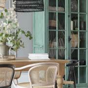 Czarna ściana w pokoju dziecka to piękne tło do...