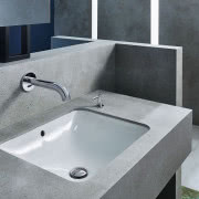 Umywalki podblatowe zapewniają dodatkowe miejsce...