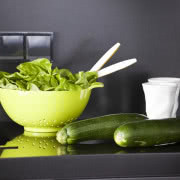 W minimalistycznym, uładzonym wnętrzu uwagę...