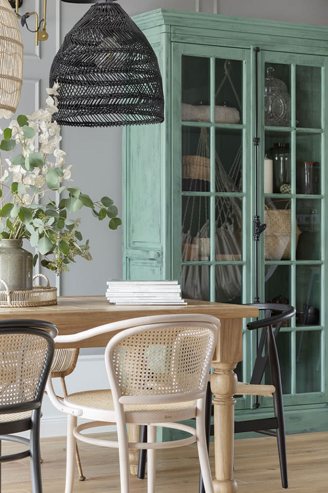 Stara witryna w stylu vintage i fotele thonetowskie