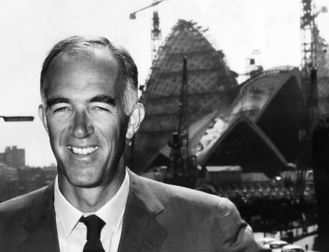 Jørn Utzon przed Operą w Sydney podczas budowy