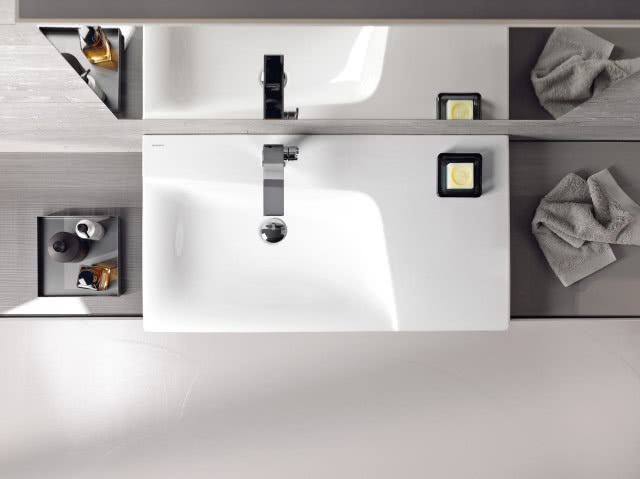 prostokątna umywalka z blatem, bateria umywalkowa, kosmetyki, ręcznik, mydło, lustro