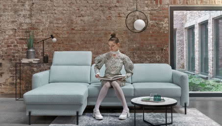 Co na ściany w salonie? 10 pomysłów i inspiracji na ścianę w salonie