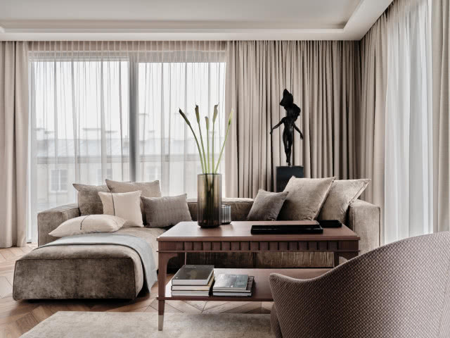 beżowy salon w stonowanych barwach z ciemnym drewnem