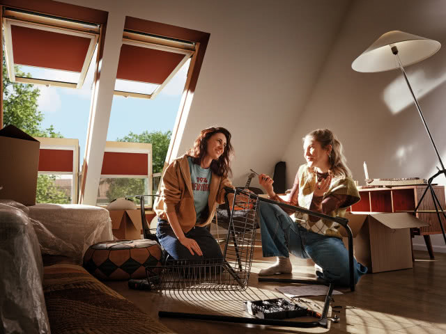 Zaciemniająca roleta na poddasze ARF na oknach dachowych