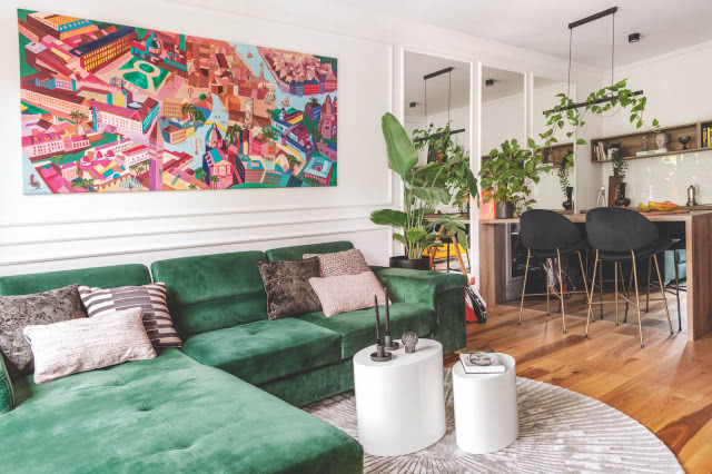 Zielona kanapa w salonie