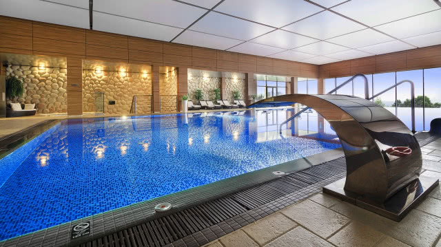 basen wewnętrzny długi z biczami wodnymi