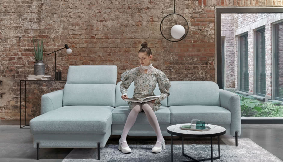 Co na ściany w salonie? 10 pomysłów i inspiracji na ścianę w salonie