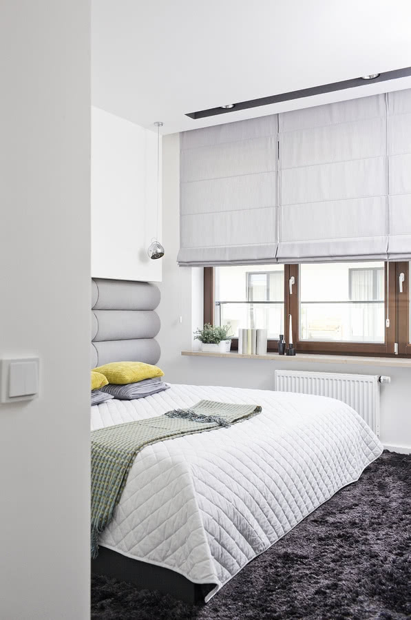 W sypialni królują biel i szarości ożywione...