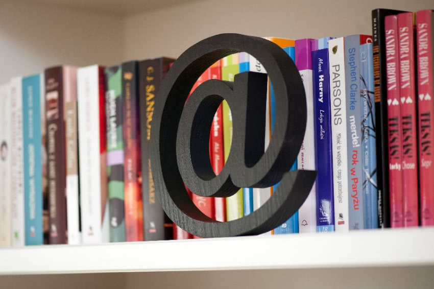 Drewniane litery są stylową dekoracją wnętrza