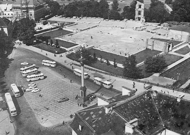 plac, czarno-białe zdjęcie