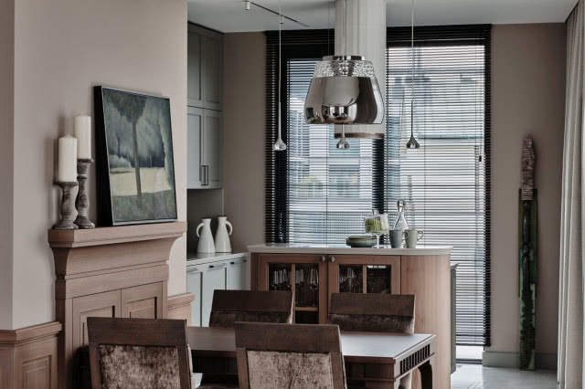 beżowa kuchnia z ciemnymi meblami