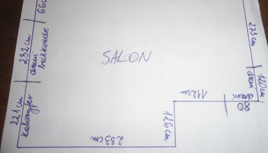 Salon z dużą szafą ubraniową