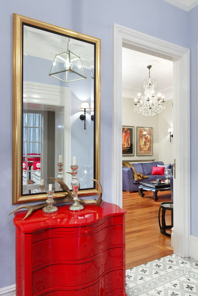 W holu zaskakującym akcentem jest strażacka...