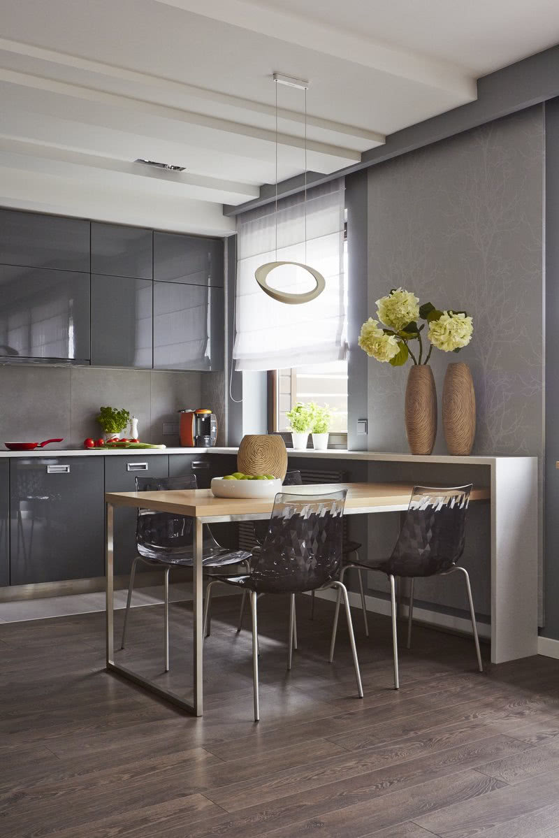 Szare fronty szafek kuchennych z lakierowanego...