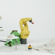 Wystawa nie-śmieci Rita Koralevics curl up, fot....