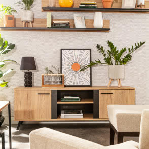 żólta wersalka, fotele, duże lustro, stołek, stoliki kawowe, komoda, półki kwiaty, lampa podłogowa