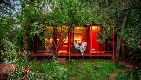 Domek koloru na terenie rodzinnych ogródków działkowych! Jego wnętrza zachwycają