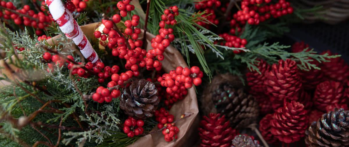 15 dekoracji świątecznych DIY last minut - tanie i szybkie ozdoby z gałązek, szyszek i owoców