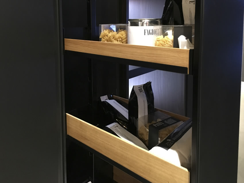 Hochschrank Standard Fioro bei Miton3, fot.PEKA